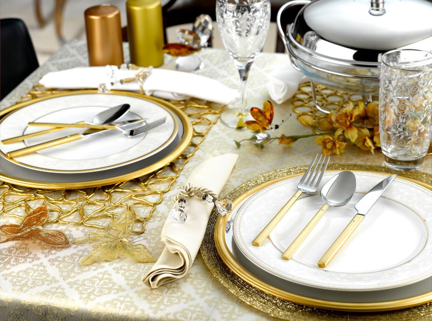 Auswahl von Geschirr, Besteck und Gläser beim Catering